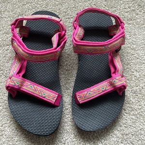 Girls Teva Sandals size 3 NWOT pink Aztec geometric